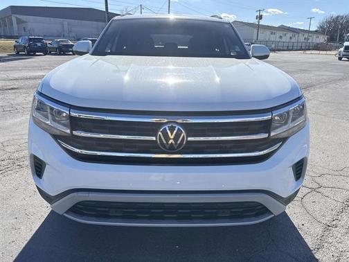 Pure White 2022 Volkswagen Atlas Cross Sport 2.0T SE w/Technology