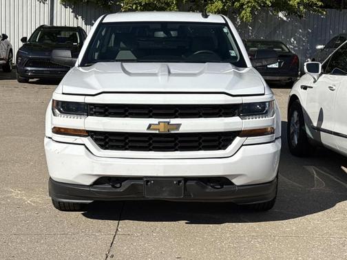 Summit White 2018 Chevrolet Silverado 1500 Custom