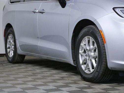 Silver Mist Clearcoat 2024 Chrysler Pacifica Touring-L