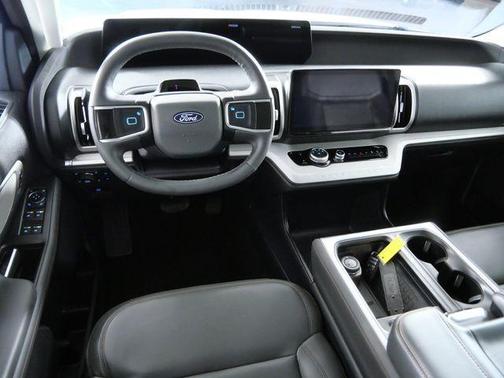 Oxford White 2025 Ford Expedition Active