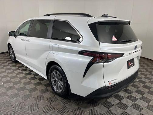 2025 Toyota Sienna XLE