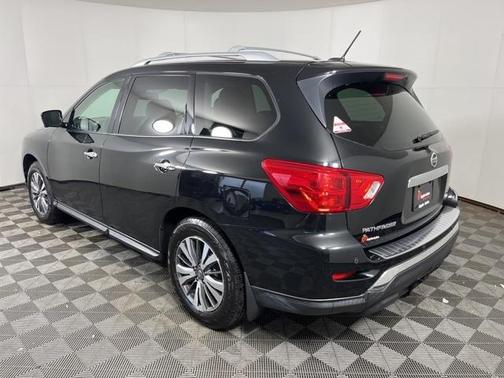 2017 Nissan Pathfinder SL