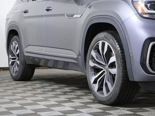 Platinum Gray Metallic 2022 Volkswagen Atlas 3.6L SEL Premium R-Line