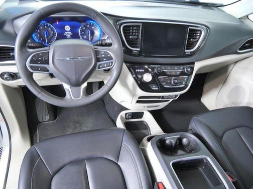 Bright White Clearcoat 2024 Chrysler Pacifica Touring-L