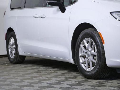 Bright White Clearcoat 2024 Chrysler Pacifica Touring-L