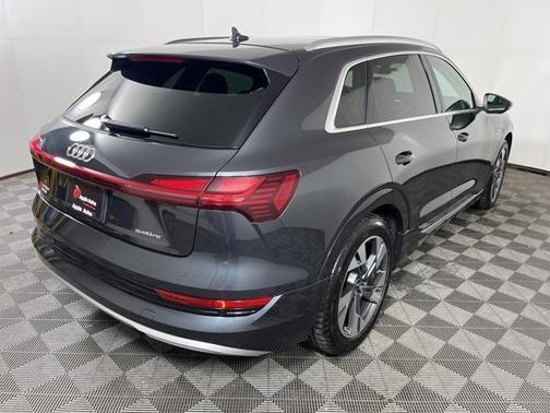 2021 Audi e-tron Premium Plus