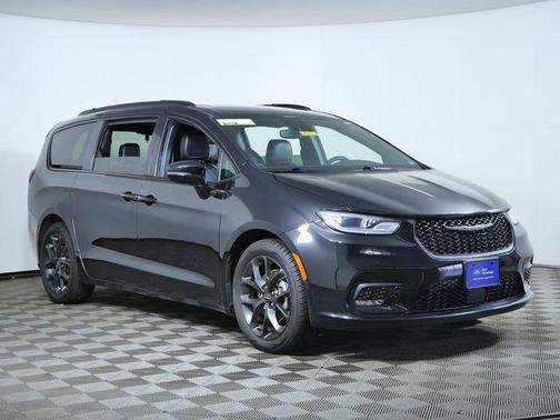 Diamond Black 2025 Chrysler Pacifica Limited