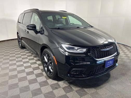 Diamond Black 2025 Chrysler Pacifica Limited