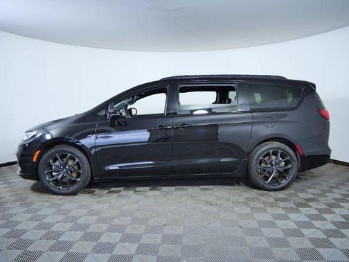 Diamond Black 2025 Chrysler Pacifica Limited