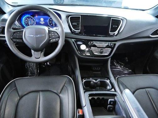 Diamond Black 2025 Chrysler Pacifica Limited