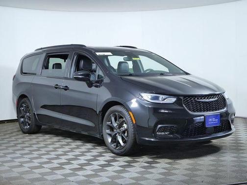 Diamond Black 2025 Chrysler Pacifica Limited