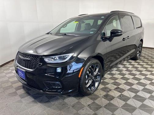 Diamond Black 2025 Chrysler Pacifica Limited