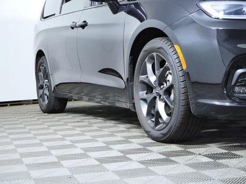 Diamond Black 2025 Chrysler Pacifica Limited