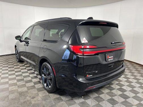 Diamond Black 2025 Chrysler Pacifica Limited
