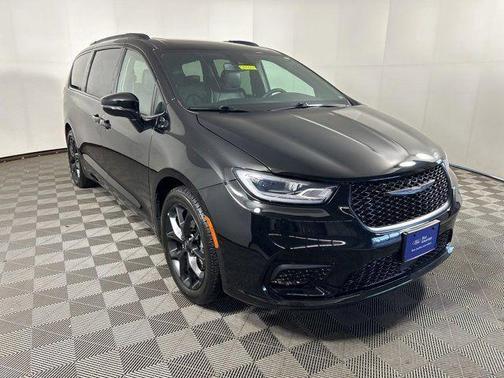 Diamond Black 2025 Chrysler Pacifica Limited