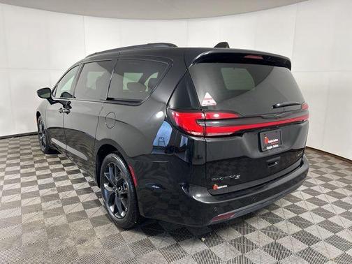 Diamond Black 2025 Chrysler Pacifica Limited