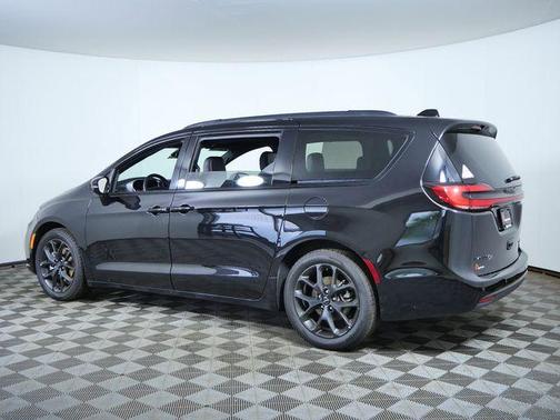 Diamond Black 2025 Chrysler Pacifica Limited