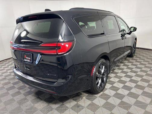 Diamond Black 2025 Chrysler Pacifica Limited