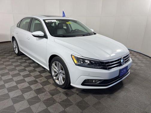 Pure White 2018 Volkswagen Passat 2.0T SE w/ Technology