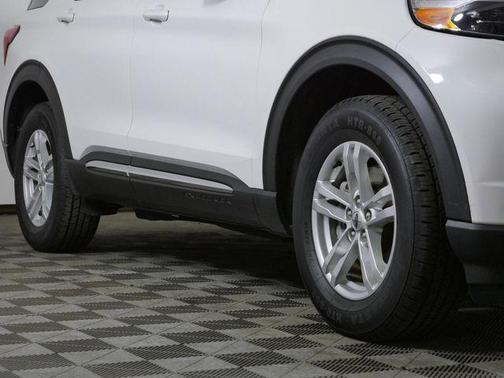 White Metallic 2022 Ford Explorer XLT