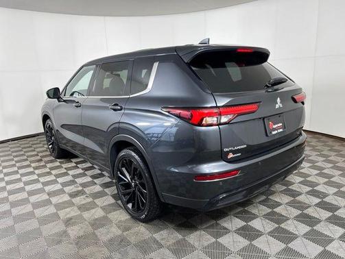 Gray 2024 Mitsubishi Outlander SE