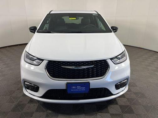 Bright White Clearcoat 2025 Chrysler Pacifica Select