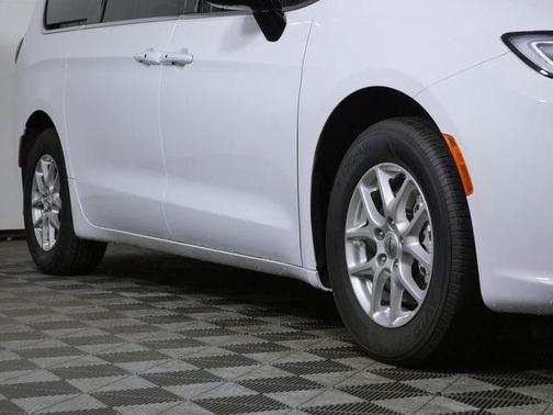 Bright White Clearcoat 2025 Chrysler Pacifica Select
