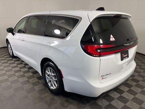 Bright White Clearcoat 2025 Chrysler Pacifica Select