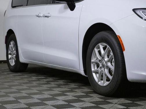 Bright White Clearcoat 2025 Chrysler Pacifica Select