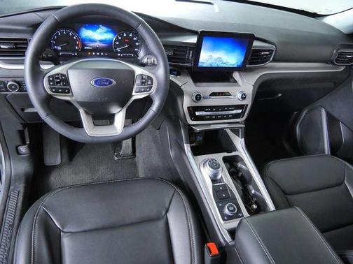 Iconic Silver Metallic 2024 Ford Explorer XLT