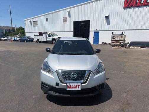 Brilliant Silver Metallic 2020 Nissan Kicks S