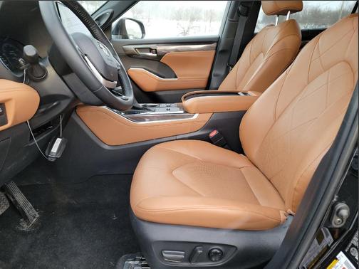 Midnight Black Metallic 2025 Toyota Highlander Hybrid Platinum