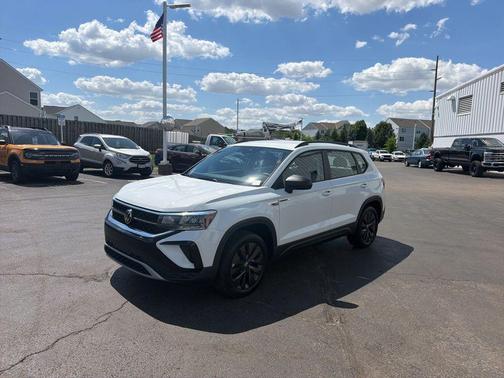 Pure White 2023 Volkswagen Taos 1.5T S