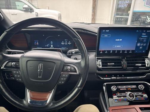 Radiance Metallic 2022 Lincoln Navigator Reserve