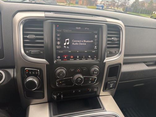 Brilliant Black Crystal Pearlcoat 2018 RAM 1500 Big Horn