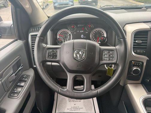 Brilliant Black Crystal Pearlcoat 2018 RAM 1500 Big Horn