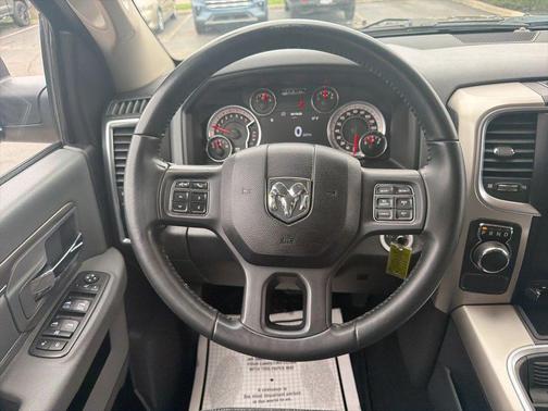 Brilliant Black Crystal Pearlcoat 2018 RAM 1500 Big Horn