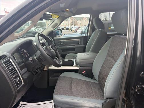 Brilliant Black Crystal Pearlcoat 2018 RAM 1500 Big Horn