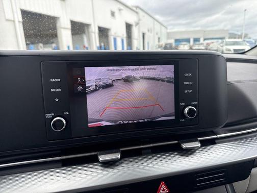 Metal 2024 Kia Carnival LX