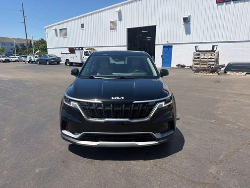 Aurora Black Pearl 2024 Kia Carnival LX