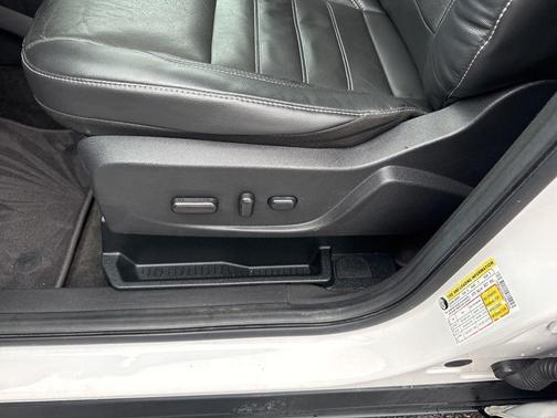 White Platinum Clearcoat Metallic 2018 Ford Escape Titanium