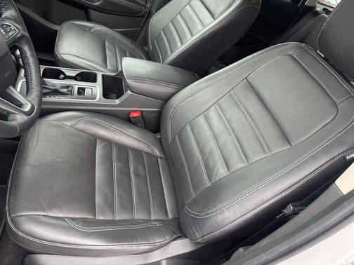 White Platinum Clearcoat Metallic 2018 Ford Escape Titanium