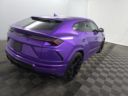 2022 Lamborghini Urus Graphite Capsule