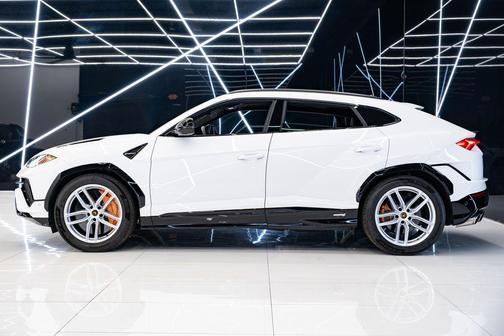 White 2023 Lamborghini Urus