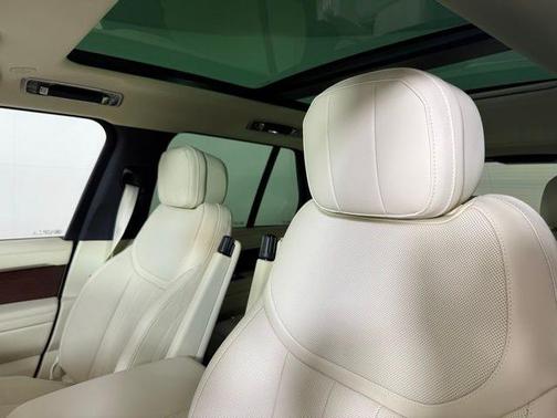 2025 Land Rover Range Rover P550e SE