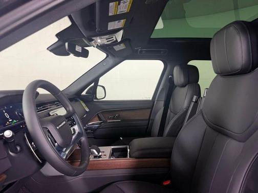 2025 Land Rover Range Rover P550e SE