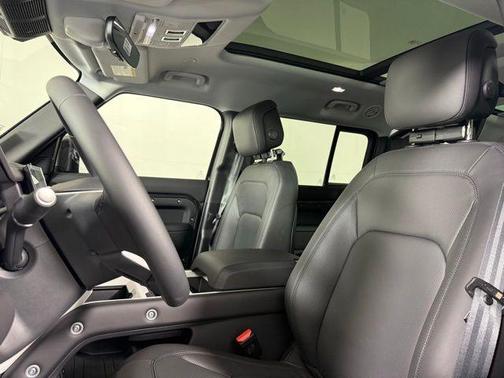 2025 Land Rover Defender P400 X-Dynamic SE