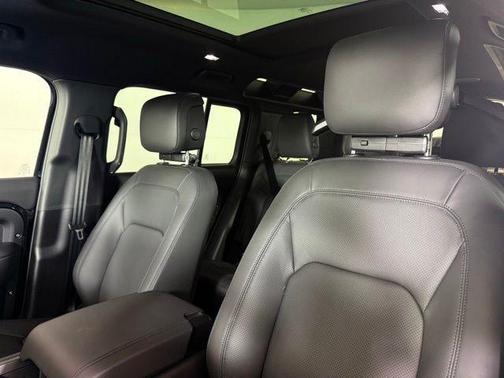 2025 Land Rover Defender P400 X-Dynamic SE