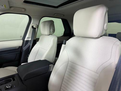 2025 Land Rover Discovery P360 Dynamic SE