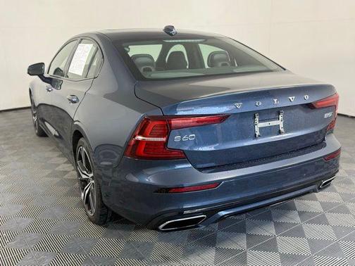2022 Volvo S60 B5 R-Design